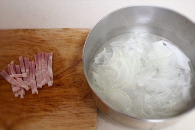 新玉ねぎスライスとベーコン