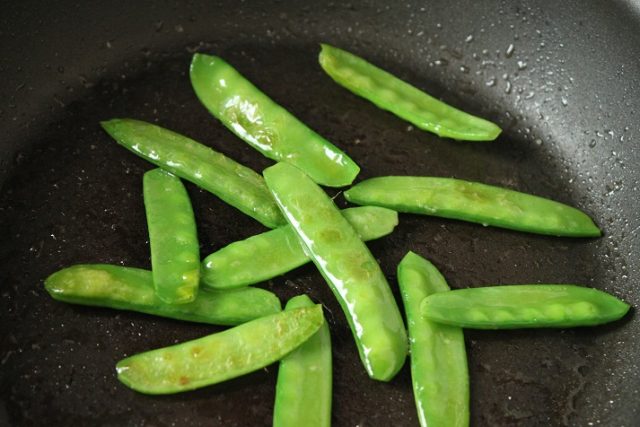 絹さやのペタンコ卵焼き