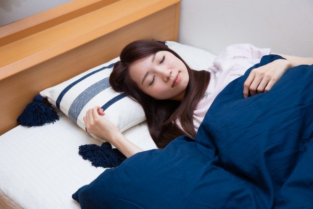 眠る女性