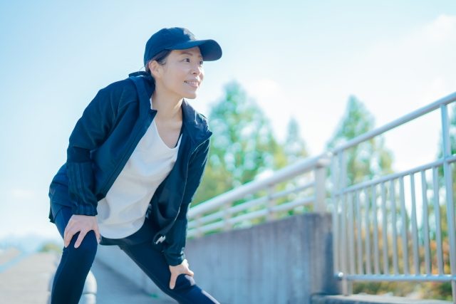 ストレッチする女性