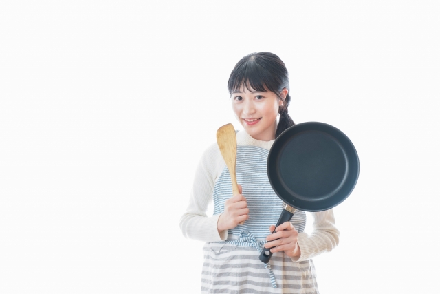 “ツルすべ”が気持ちいい！こびりつきにくい「エバークック」のフライパン