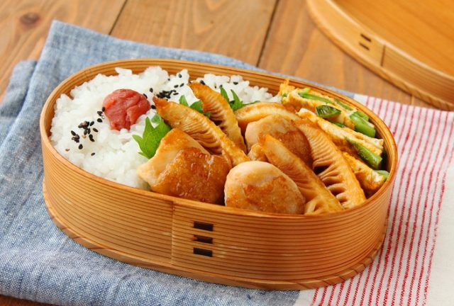 「鶏とたけのこの甘辛」「絹さやのペタンコ卵焼き」2品弁当