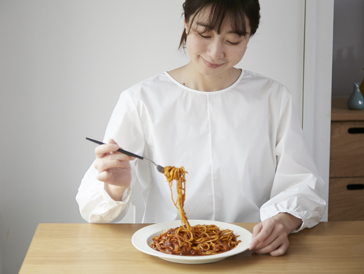 パスタの飛びはねが気にならない！「Kilka トマトソースも染みにくい白ブラウス」