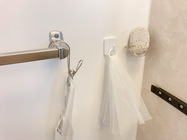 浮かせる小物収納