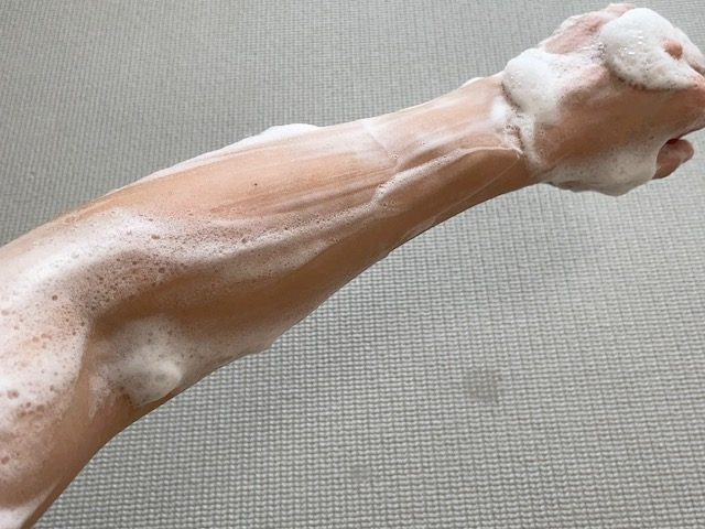 ザラつき、黒ずみのない二の腕、手先を作るセルフケア