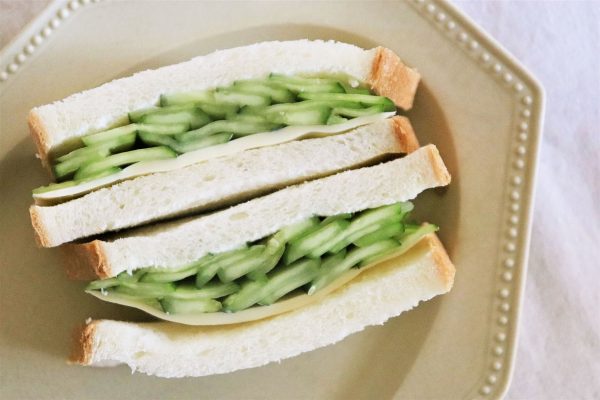 きゅうりとチーズのサンドイッチ