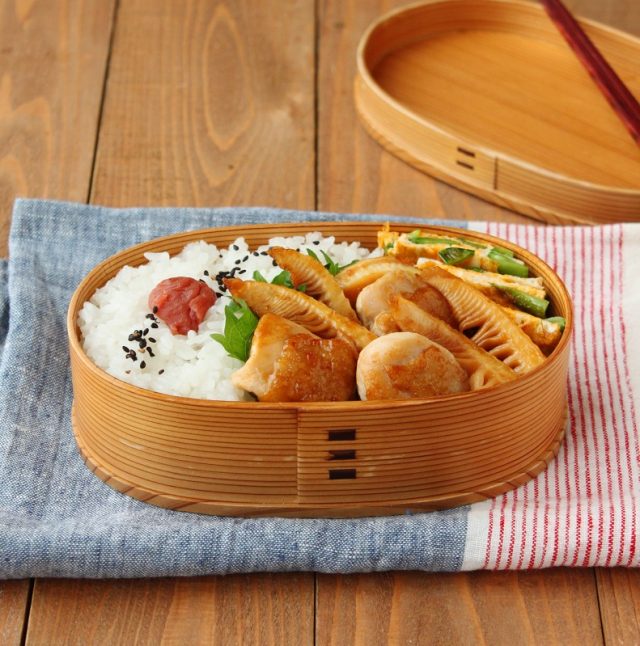 「鶏とたけのこの甘辛」「絹さやのペタンコ卵焼き」2品弁当