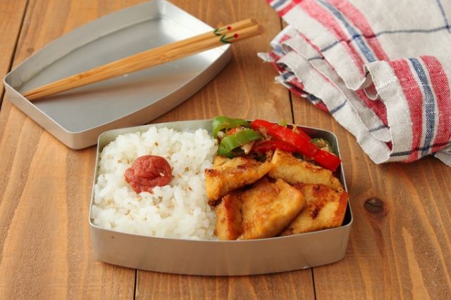 「高野豆腐の唐揚げ」「ピーマンのおかか和え」2品弁当