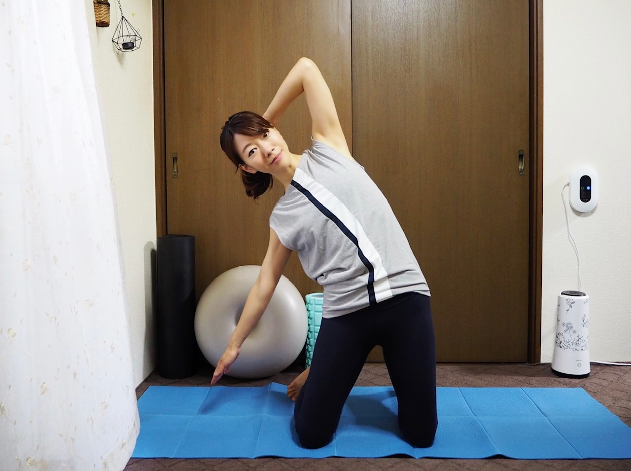 腰の浮き輪肉がスッキリ！ひざ立ちで簡単「側屈エクササイズ」