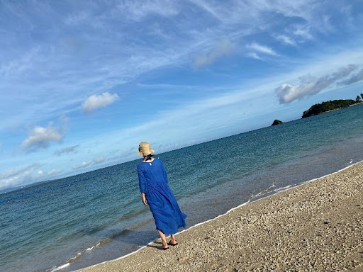 海岸沿いの女性