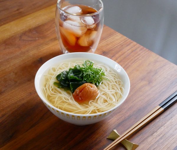 梅雨の朝にさっぱりツルッ!青じそと梅入り簡単「温めん」