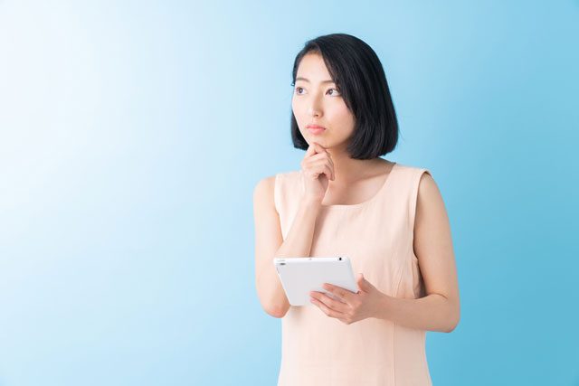 考える女性