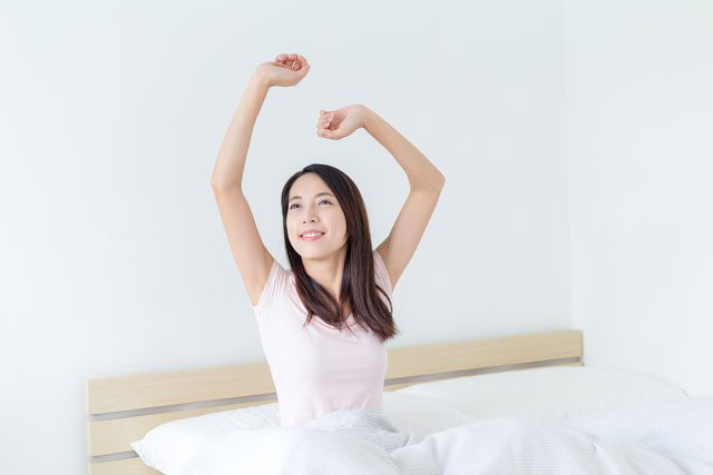 寝起きの女性