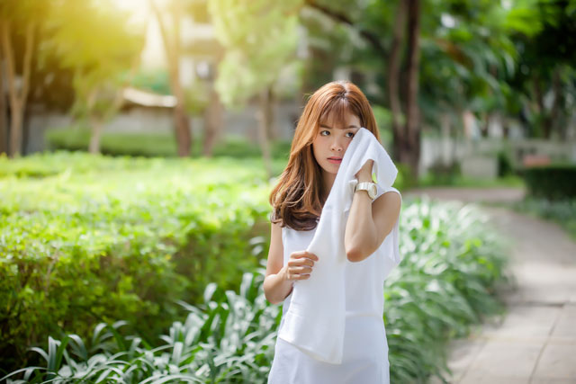 英語「She isn’t sweating a lot」の意味って？
