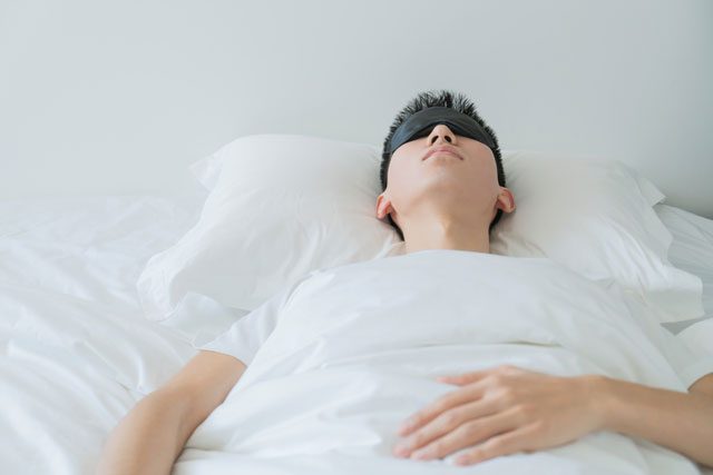 眠る男性