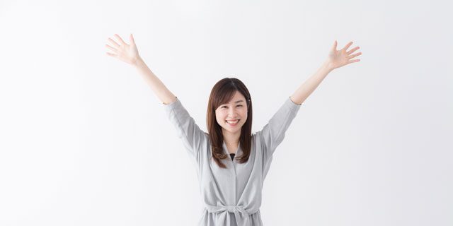 万歳する女性