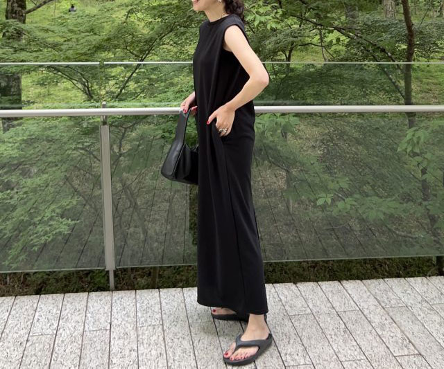重たく見えない！「夏のブラックコーデ」着こなしのコツ3つ