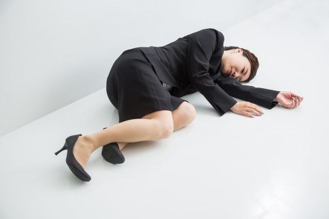 ころんだ女性