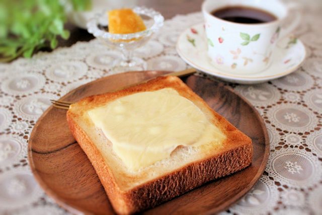 シンプルな「ハムチーズトースト」