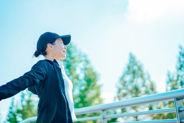 散歩する女性