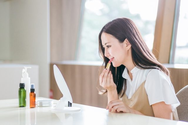 メイクする女性