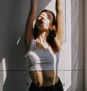 hitomiさん_伸びする女性