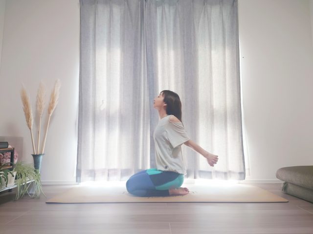 「背骨を整える」1分ヨガ