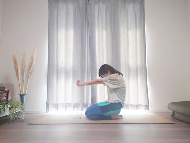 「背骨を整える」1分ヨガ
