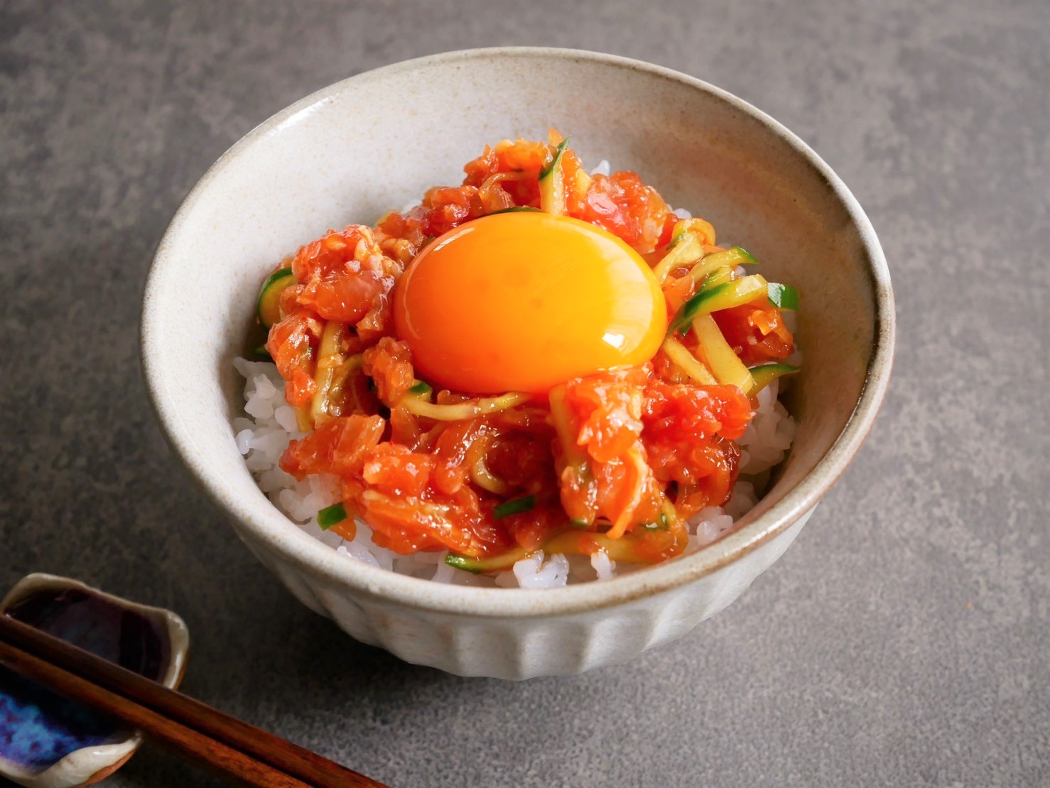 火を使わず、さっと完成！韓国風「生ハムユッケ丼」