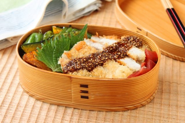 「焼きトンカツ」「野菜のゆかり和え」2品弁当