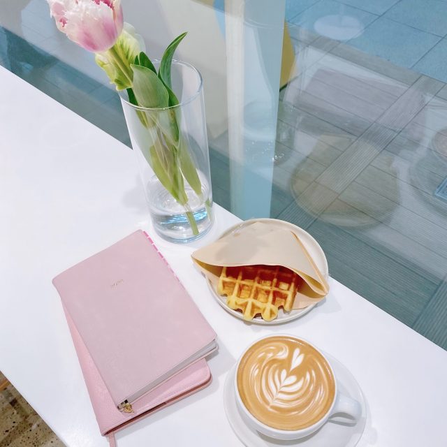 手帳やお花、コーヒー