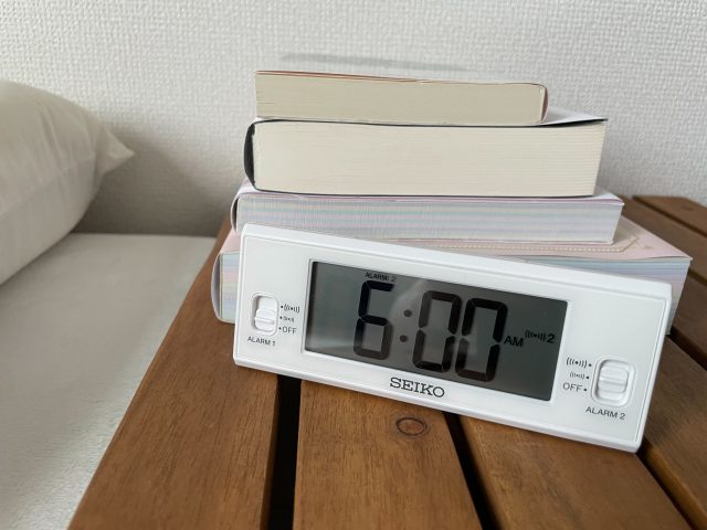 ベッド横に目覚まし時計