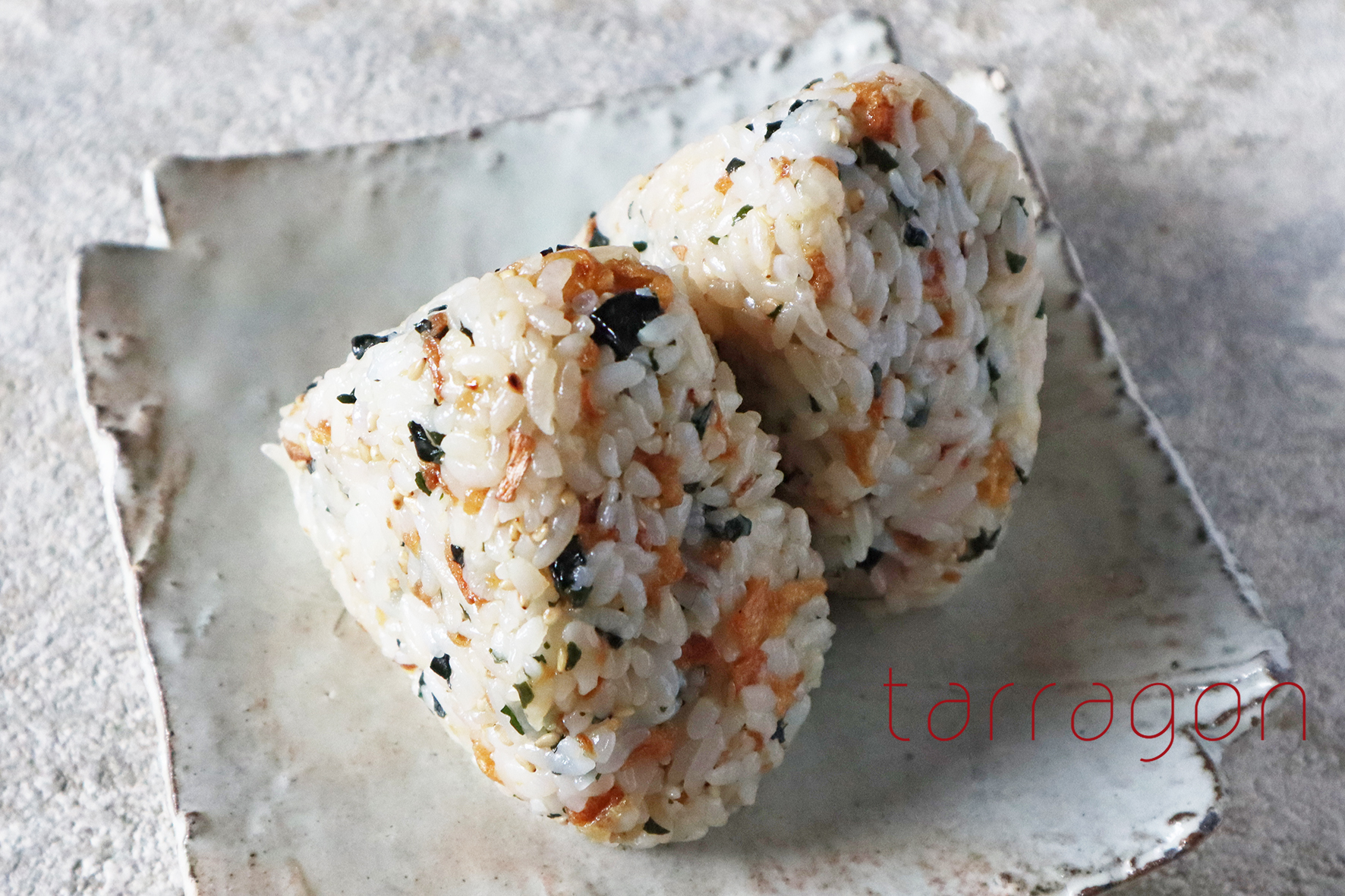 混ぜるだけで簡単！香ばしい「オニオンとわかめのおにぎり」