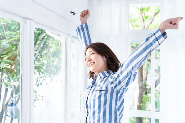 寝起きの女性