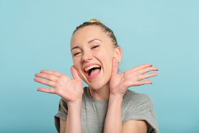 嬉しそうな女性