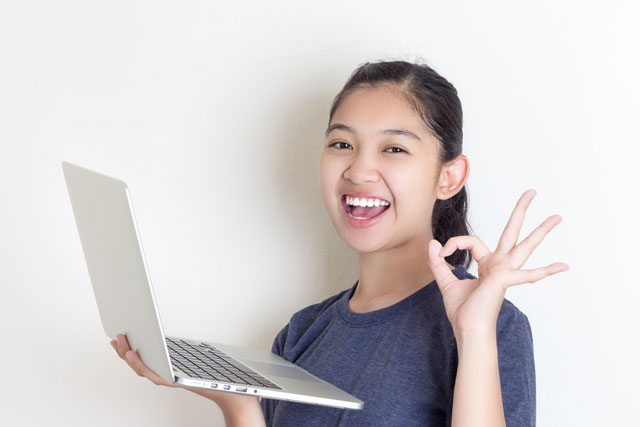 英語「She looks happy」の意味って?