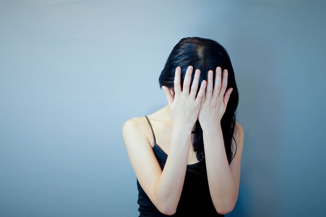 落ち込む女性