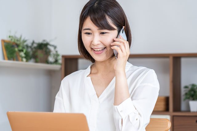 電話する女性