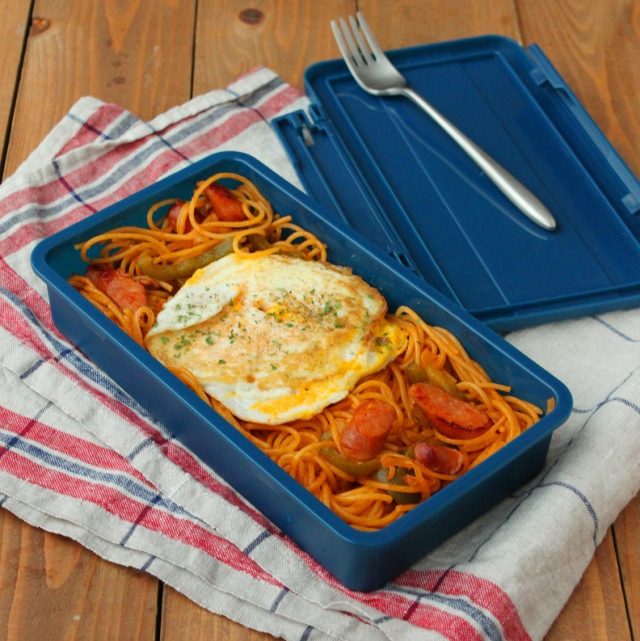 「卵の両面焼き」「ワンパンナポリタン」2品弁当