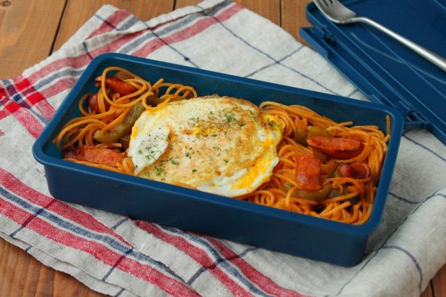 「卵の両面焼き」「ワンパンナポリタン」2品弁当