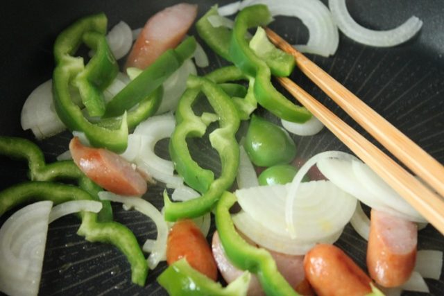 野菜を炒める