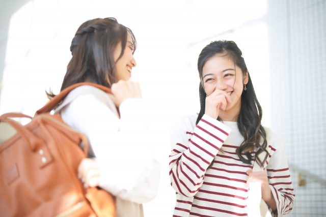おしゃべりする女性たち