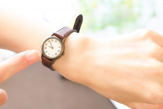 英語「This clock isn’t slow」の意味って？