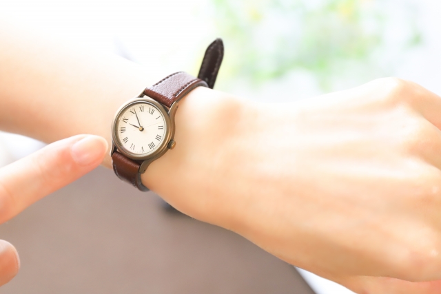 英語「This clock isn’t slow」の意味って?