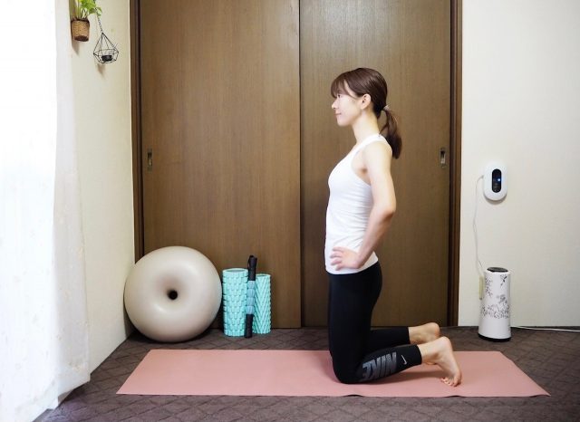 背中をねじるストレッチ