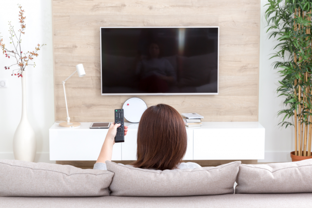 テレビを見る女性
