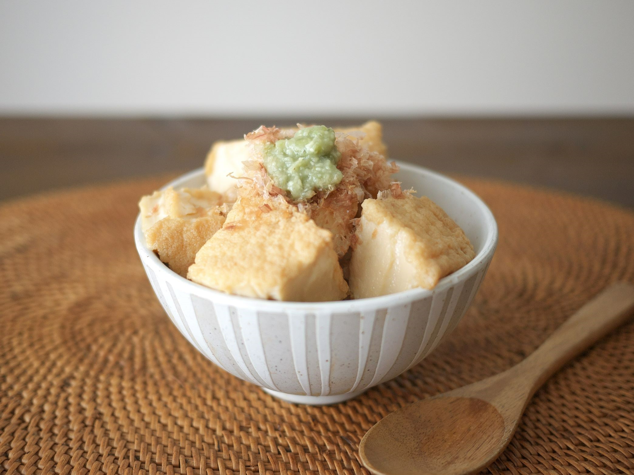 包丁も火も使わない！お出汁しみしみ「厚揚げ丼」