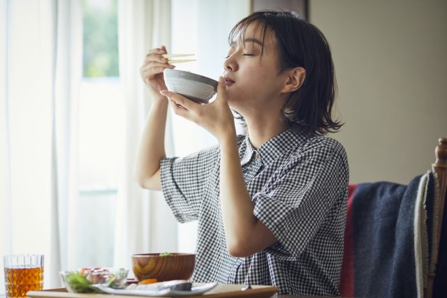 食事する女性
