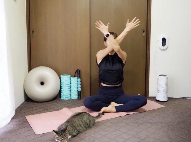 肩甲骨を背骨に寄せる簡単ストレッチ2