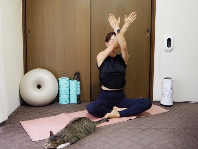 肩甲骨を背骨に寄せる簡単ストレッチ3